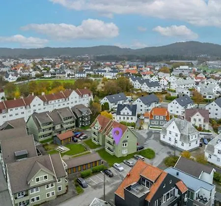 Comfortable And Renovated - Sunny Balcony, Central, Free Parking Apartment