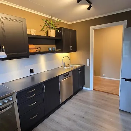 Comfortable And Renovated - Sunny Balcony, Central, Free Parking