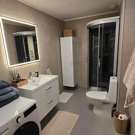 Apartment Comfortable And Renovated - Sunny Balcony, Central, Free Parking *