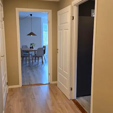 Comfortable And Renovated - Sunny Balcony, Central, Free Parking Apartment *