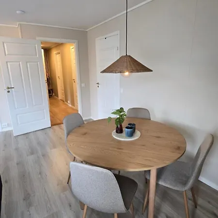 Comfortable And Renovated - Sunny Balcony, Central, Free Parking Apartment *