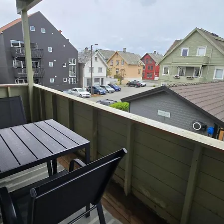 Comfortable And Renovated - Sunny Balcony, Central, Free Parking Apartment *