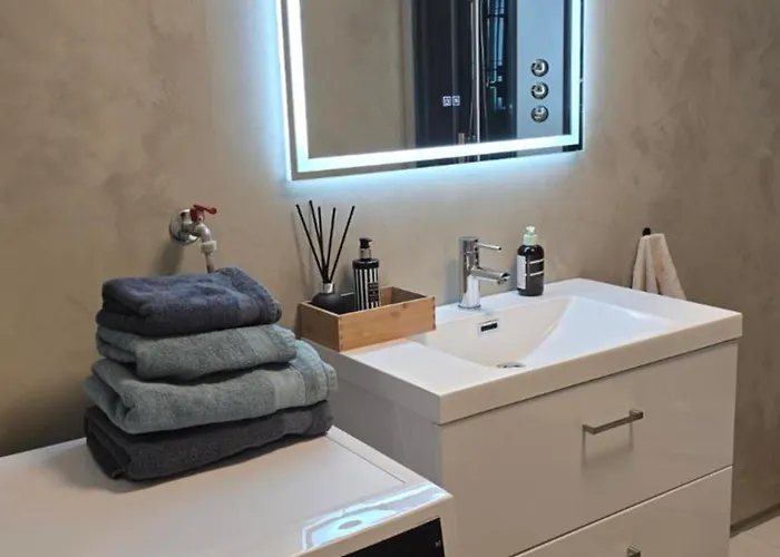 Comfortable And Renovated - Sunny Balcony, Central, Free Parking Apartamento