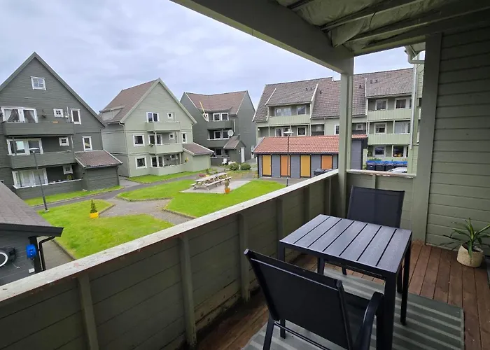 Comfortable And Renovated - Sunny Balcony, Central, Free Parking