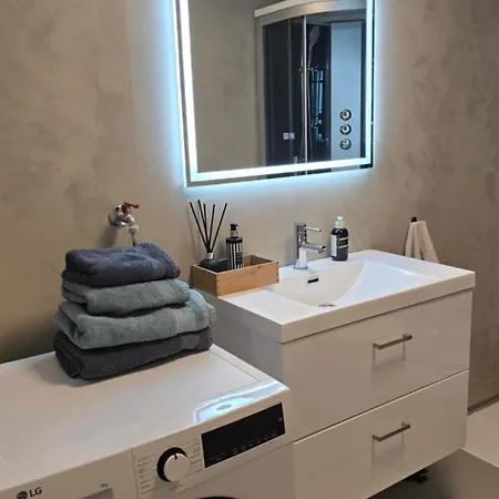 Comfortable And Renovated - Sunny Balcony, Central, Free Parking 公寓