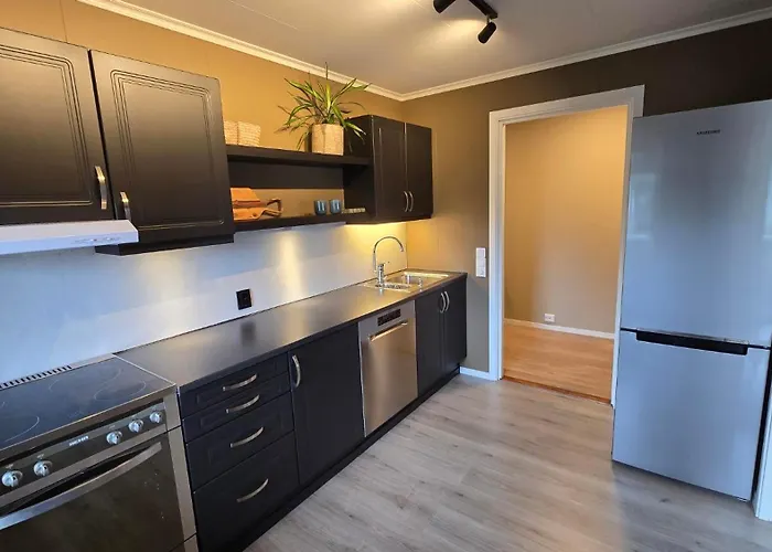 Comfortable And Renovated - Sunny Balcony, Central, Free Parking